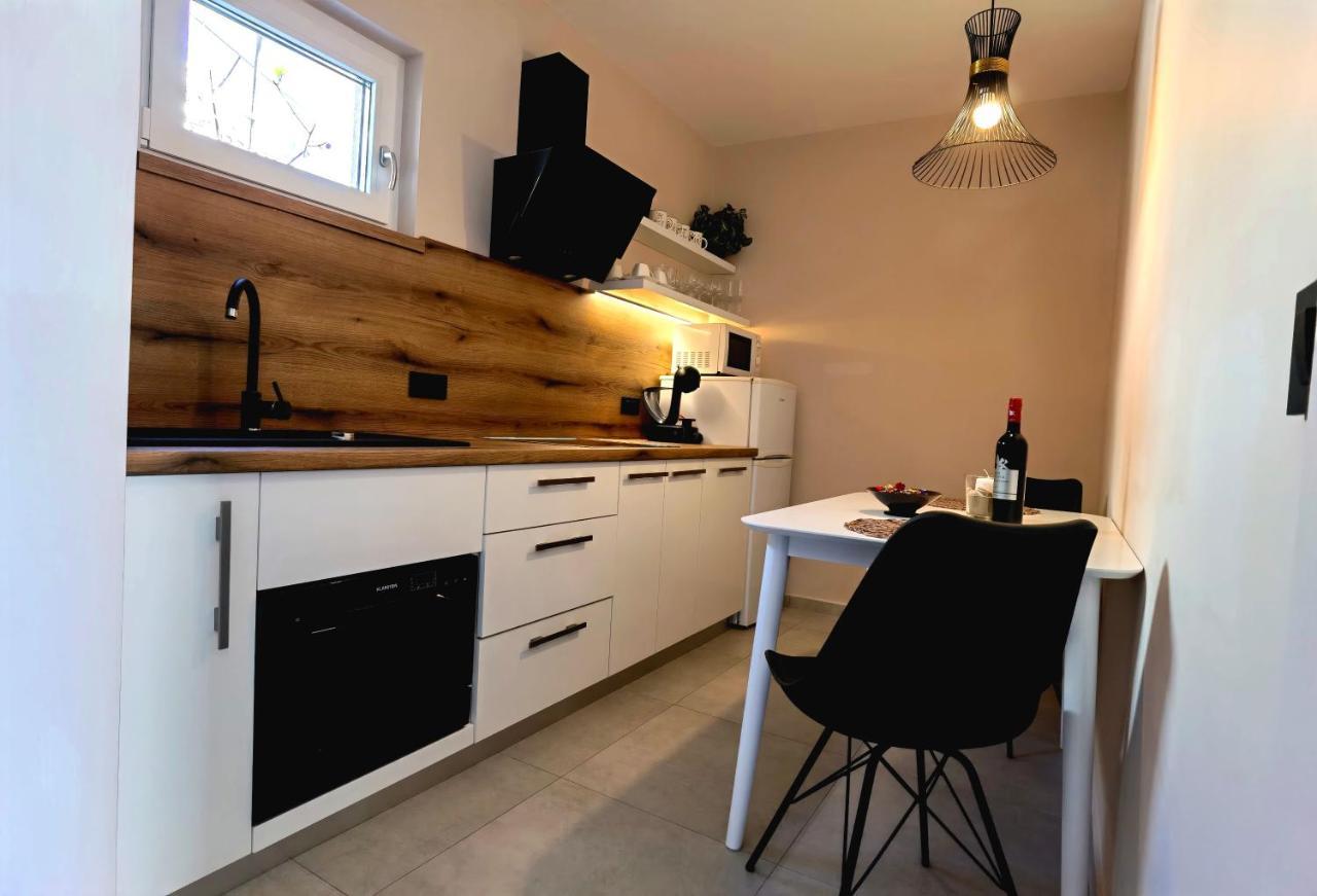 Stay In The Very Heart Of Porec - 50M To The Beach エクステリア 写真