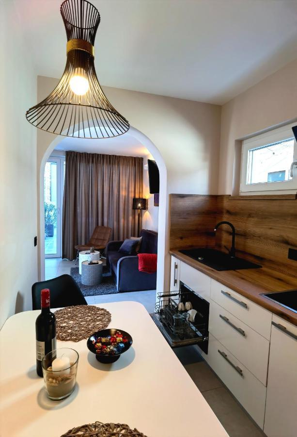 Stay In The Very Heart Of Porec - 50M To The Beach エクステリア 写真